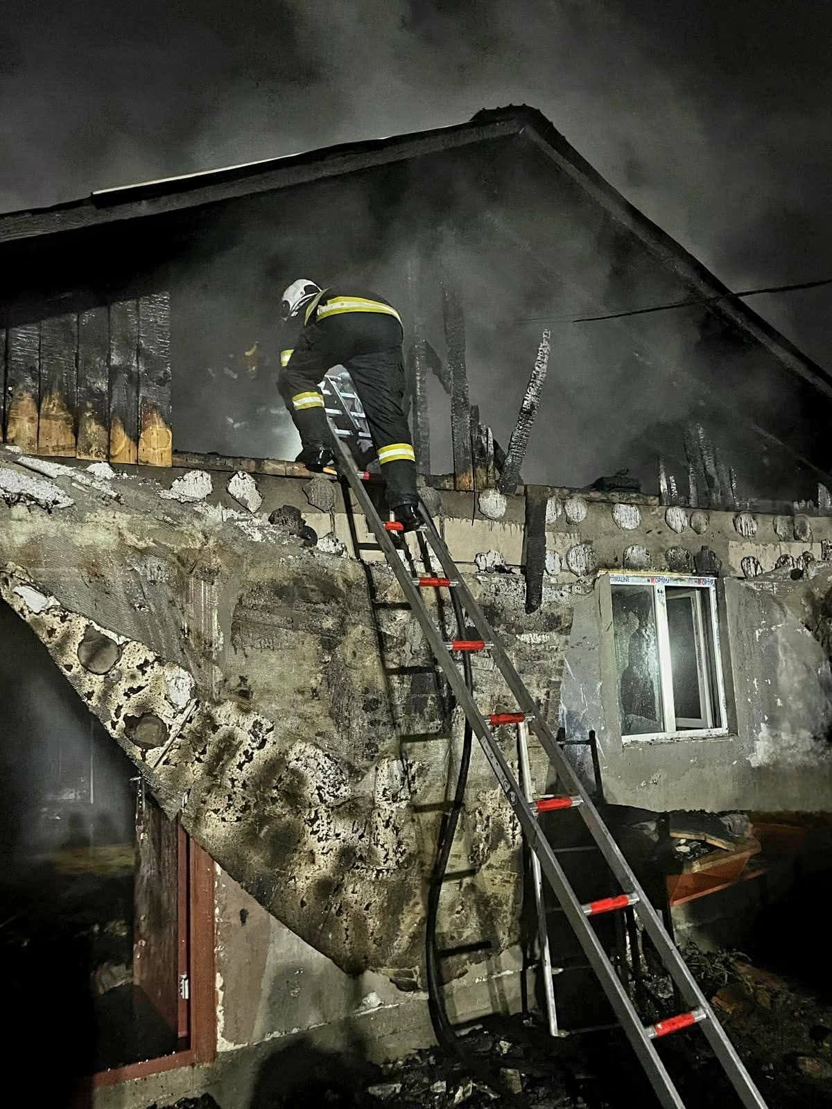 Incendiu la o casă din Săbăreni, comuna Giurgiu, din cauza unui scurtcircuit