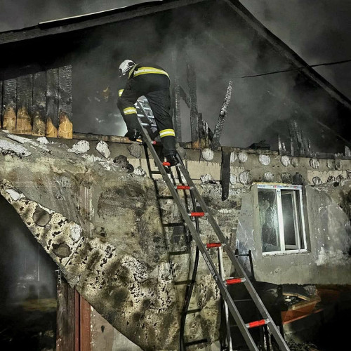 Incendiu la o casă din Săbăreni, comuna Giurgiu, din cauza unui scurtcircuit