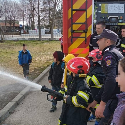 Pompierii au vizitat elevii dâmbovițeni în cadrul Săptămânii Protecției Civile