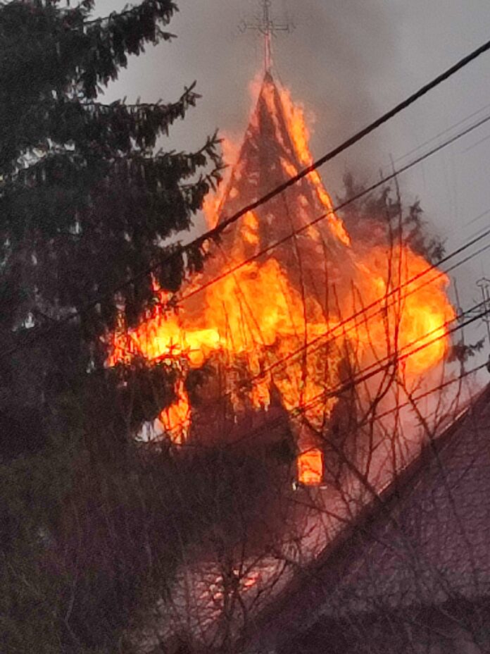 Incendiu la turla bisericii ortodoxe din Luncani, intervenție rapidă a pompierilor