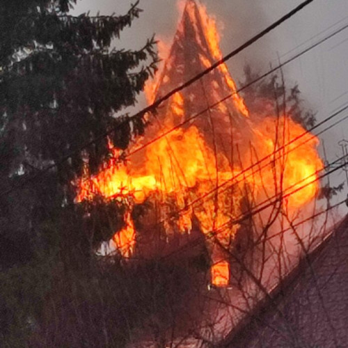 Incendiu la turla bisericii ortodoxe din Luncani, intervenție rapidă a pompierilor