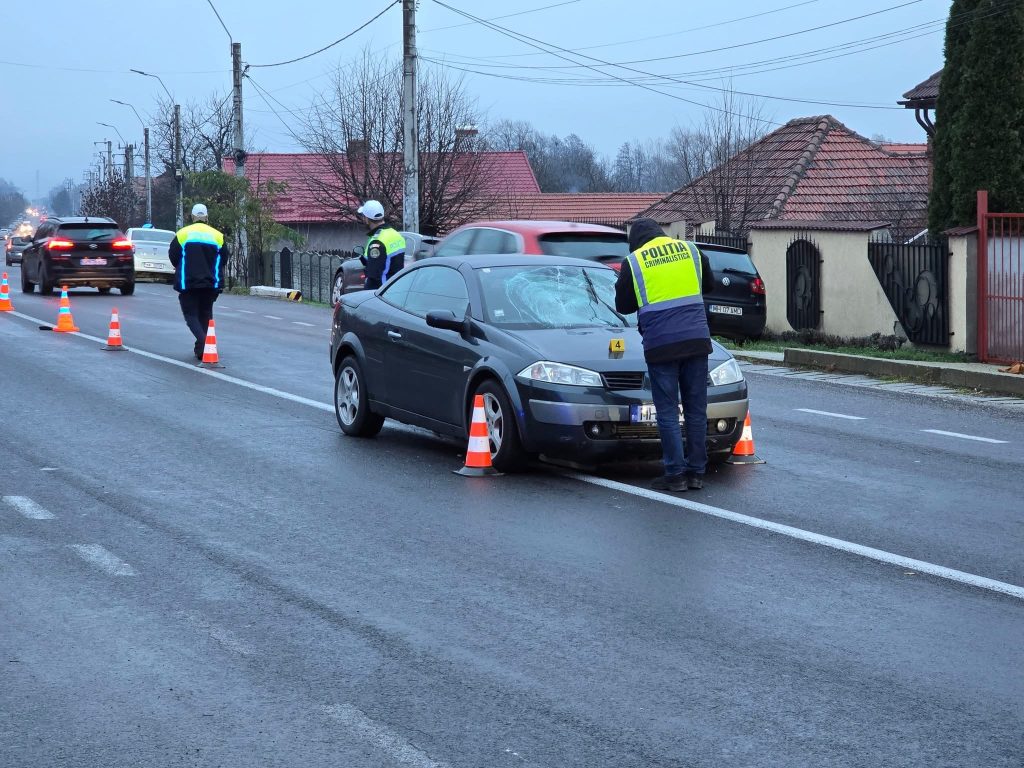 Un pieton lovit pe DN6 în Strehaia, transportat de urgență la spital