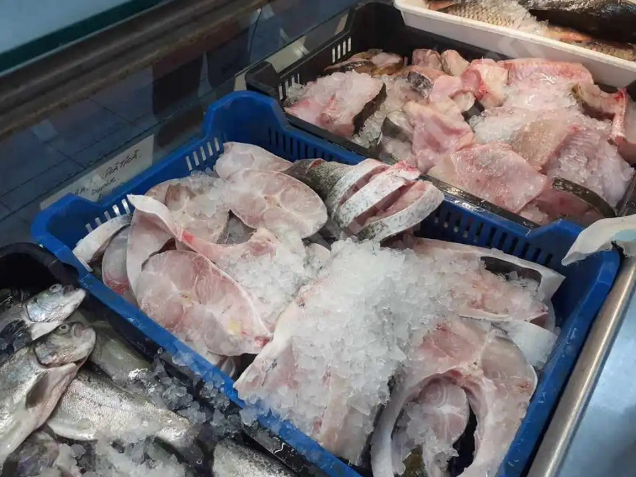 Cozi lungi la pescării în Galați: prețuri ridicate și cerere mare de pește în postul Crăciunului