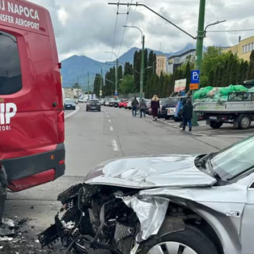 Accident grav la Azuga: opt persoane implicate, un tânăr în stop cardio-respirator