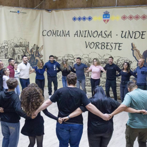 Reîntâlnire emoționantă după 25 de ani la ansamblul Vestitorii Aninoasei