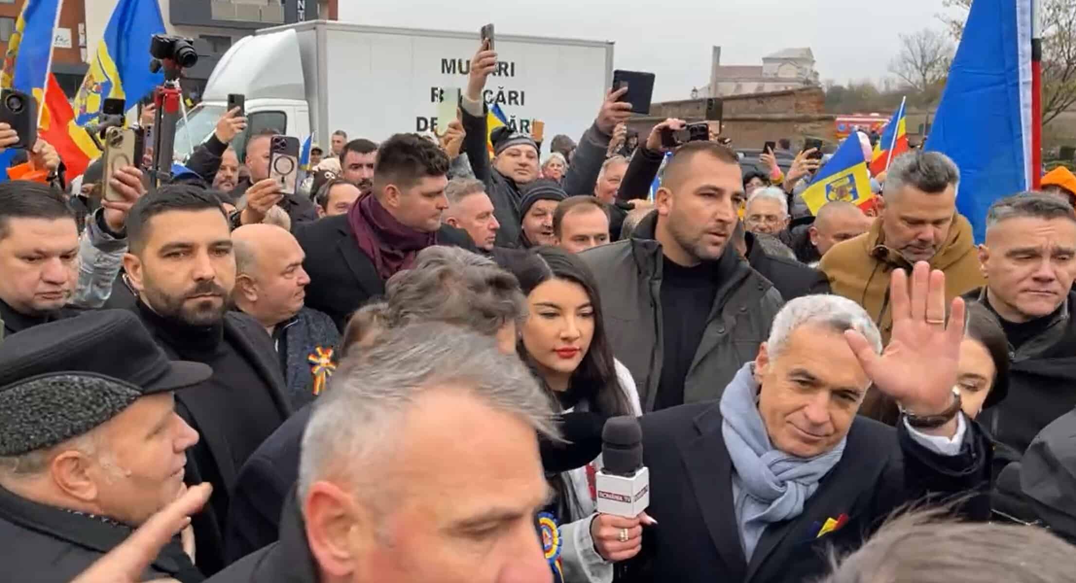 Călin Georgescu, întâmpinat la Alba Iulia cu proteste și discurs despre viitorul României