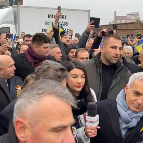 Călin Georgescu, întâmpinat la Alba Iulia cu proteste și discurs despre viitorul României