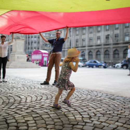 Majoritatea românilor afirmă că iubesc și sunt mândri de România, arată sondajul INSCOP