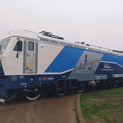 Locomotivă cu simboluri ale Marii Uniri circulă de 1 Decembrie pe ruta Cluj Napoca-București