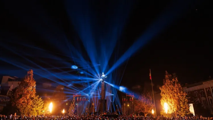 Emil Boc îndeamnă la unitate de Ziua Națională a României, la 107 ani de la Marea Unire