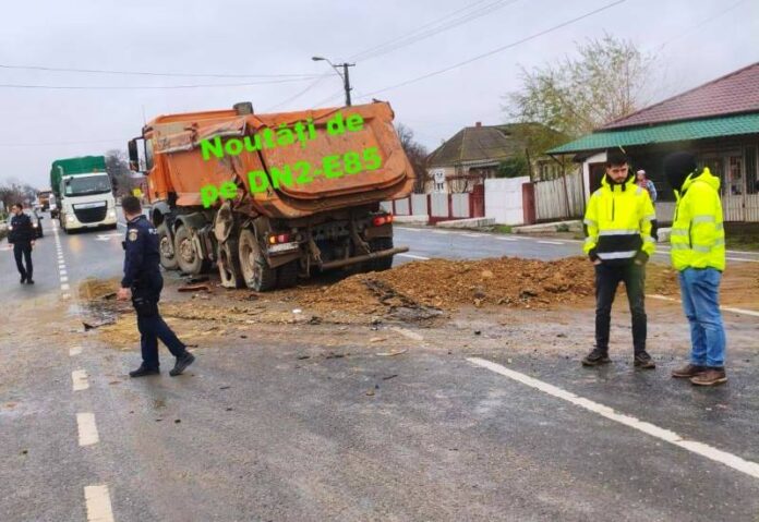 Două autobasculante s-au ciocnit pe DN2 E85 în localitatea Haret