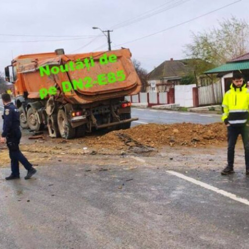 Două autobasculante s-au ciocnit pe DN2 E85 în localitatea Haret