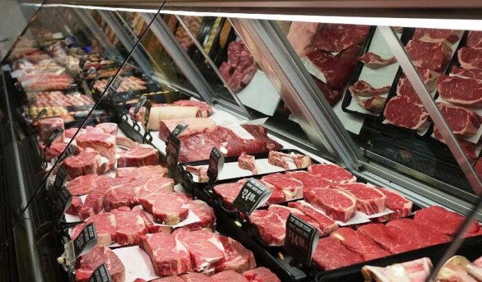 Pachete cu lichid sangvinolent în carne, atenționate de ANPC