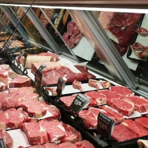 Pachete cu lichid sangvinolent în carne, atenționate de ANPC