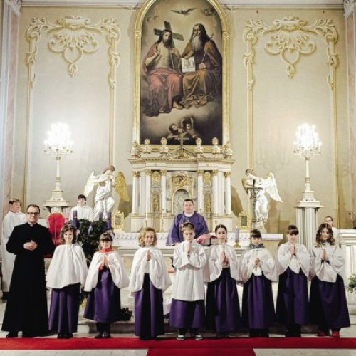 Copiii care se pregătesc pentru Prima Împărtășanie, încredințați rugăciunilor comunității din Baia Mare