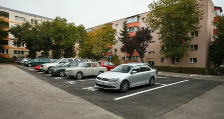 Locuitor din Gheorgheni blochează parcare din cauza unui șofer care ocupă ilegal un loc plătit