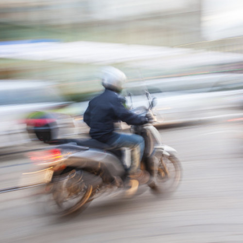 Bărbat din Mioveni arestat după ce a agresat familia la o înmormântare