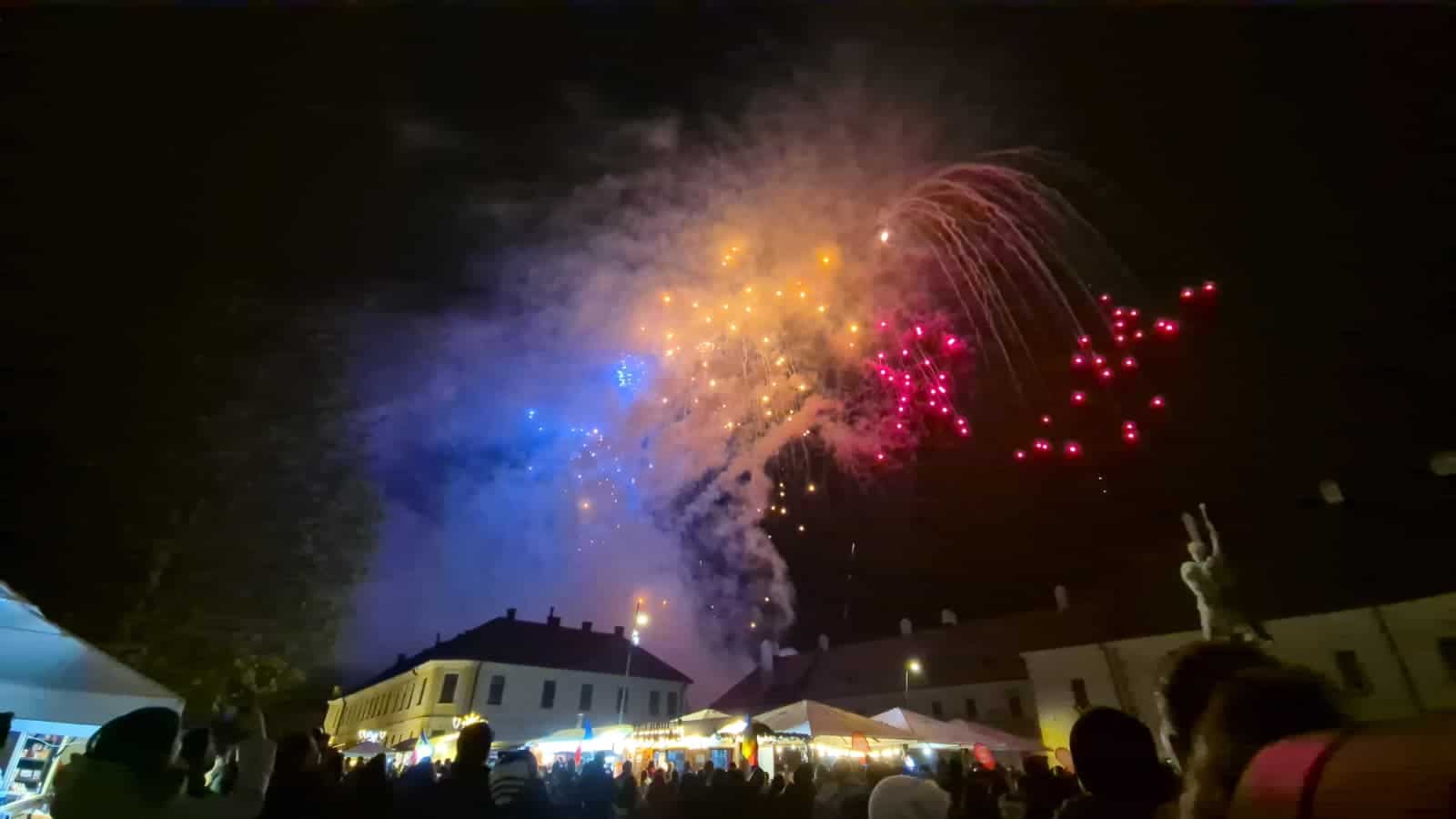 Spectacol de artificii încheie sărbătorirea Zilei Naționale la Alba Iulia