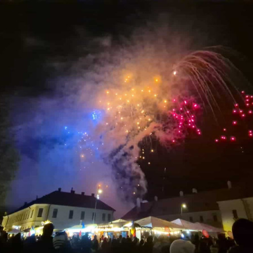 Spectacol de artificii încheie sărbătorirea Zilei Naționale la Alba Iulia