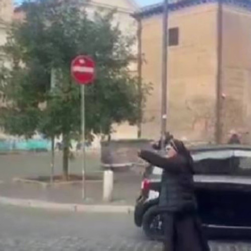O călugăriță română dirijează traficul în centrul Romei și devine virală