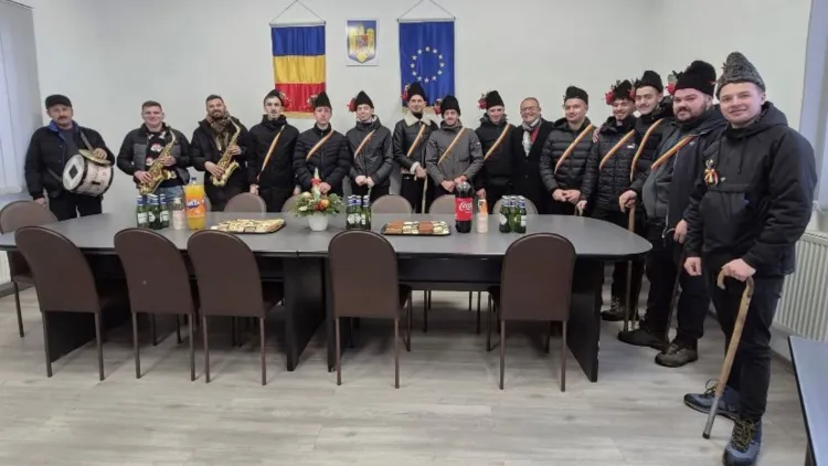 Tradiția colindatului de ceată bărbătească continuă în satele de munte din Cluj