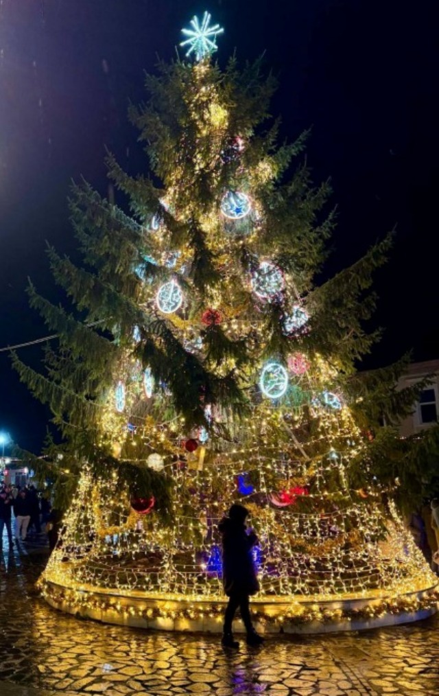 Codlea a aprins iluminatul festiv pentru sărbătorile de iarnă