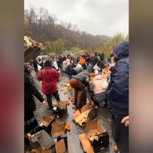 Zeci de persoane au adunat portocale după răsturnarea unui TIR în Mehedinți