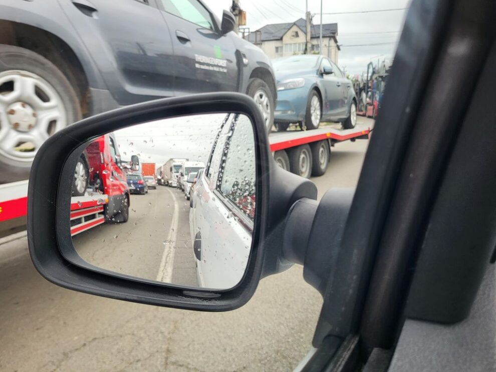 Trafic intens în Bistrița, cauza principală fiind numărul mare de vehicule raportat la rețeaua stradală