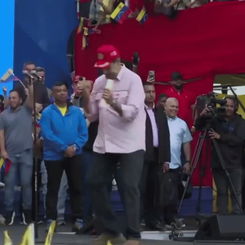 Maduro dansează în fața susținătorilor în contextul amenințărilor americane