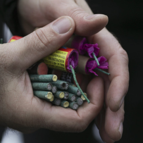 Petardele interzise, încă vândute pe unele site-uri, în ciuda legii din 2025