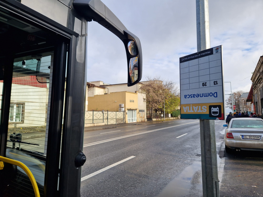 Nemulțumire față de lipsa indicatoarelor în stațiile de autobuz într-o zi de sărbătoare națională