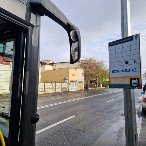 Nemulțumire față de lipsa indicatoarelor în stațiile de autobuz într-o zi de sărbătoare națională