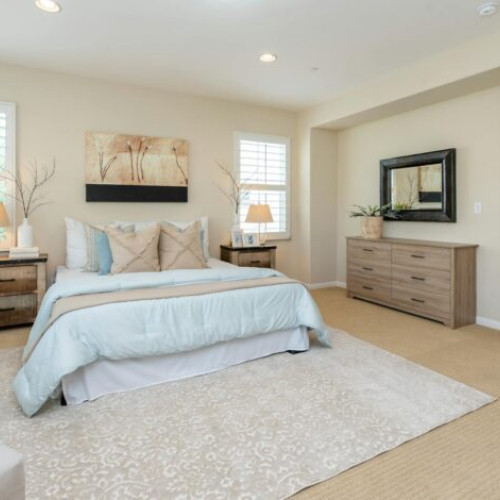 Cum să creezi un dormitor minimalist: idei de design pentru un spațiu aerisit