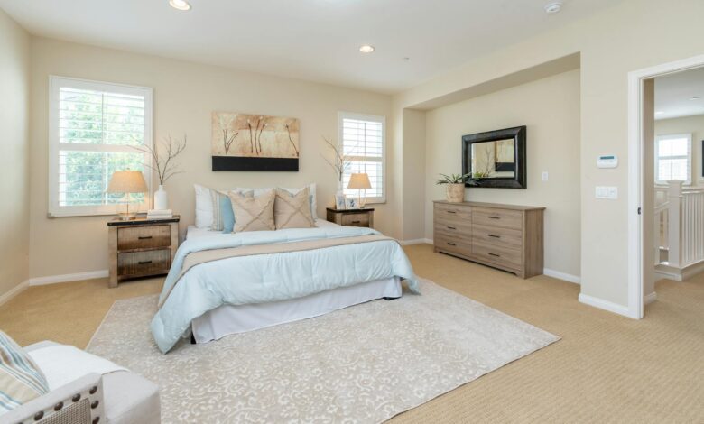 Cum să creezi un dormitor minimalist: idei de design pentru un spațiu aerisit