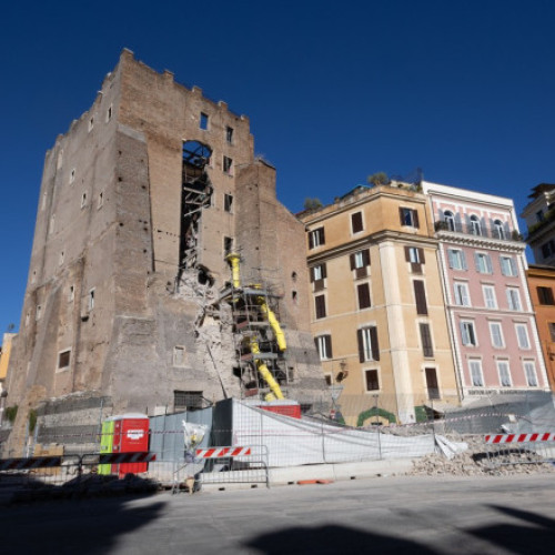 Patru persoane anchetate pentru prăbușirea turnului Torre dei Conti din Roma