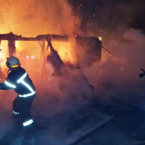 Incendiu puternic la o casă din comuna Nereju