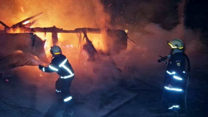Incendiu puternic la o casă din comuna Nereju
