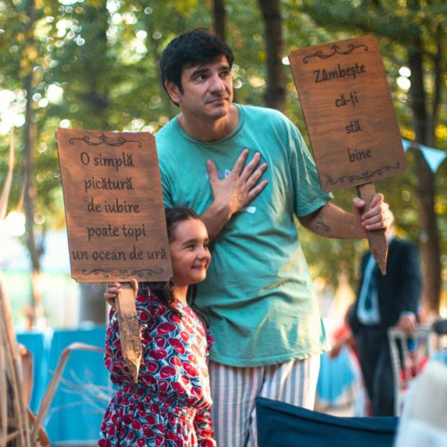 Comedia "Tati Full Time" aduce în prim-plan provocările vieții de familie la Târgoviște