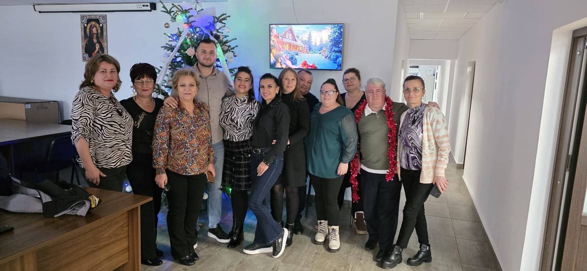 Primăria Dănești pregătește sărbători cu brad împodobit și cadouri pentru copii