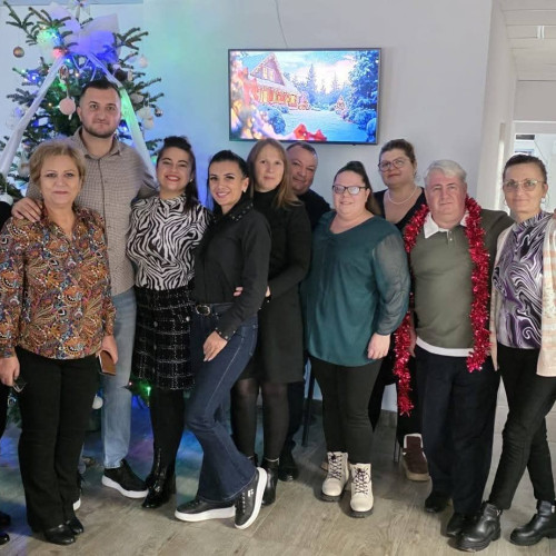 Primăria Dănești pregătește sărbători cu brad împodobit și cadouri pentru copii