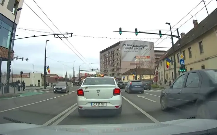 Un șofer din Cluj surprinde o mașină fără oglindă retrovizoare pe Calea Mănăștur