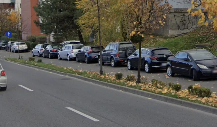 Locuitorii din Zorilor reclamă blocarea trotuarelor de pe strada Observatorului