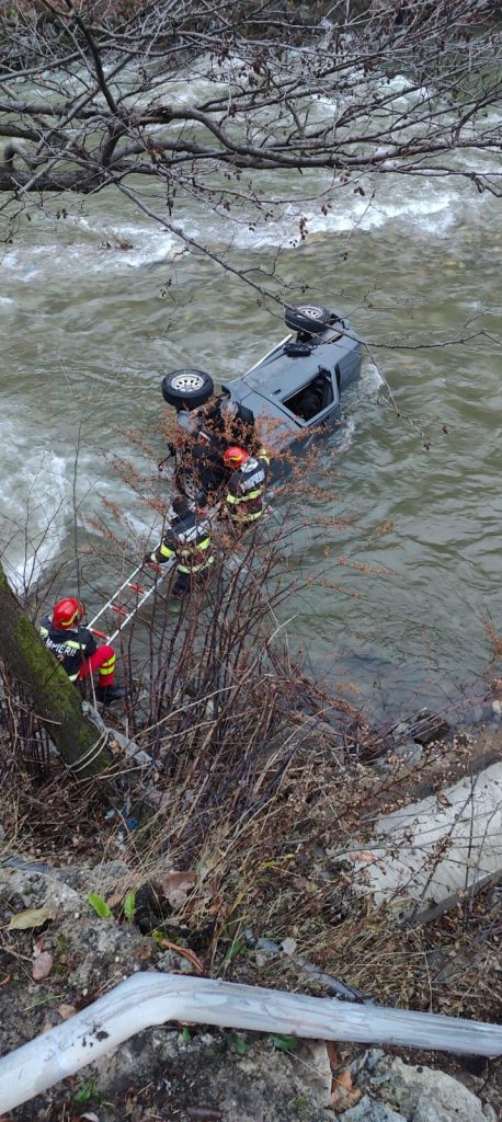 Accident pe Defileul Jiului: mașină căzută în râul Jiu, două persoane salvate