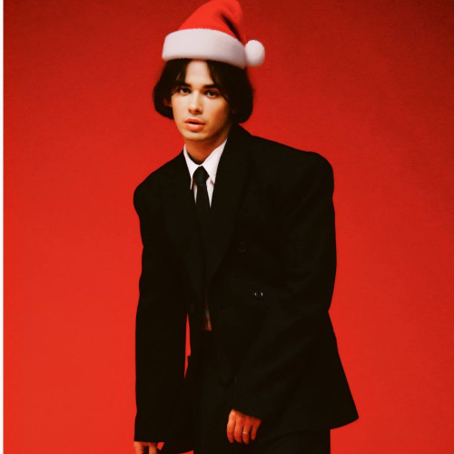 Rareș lansează videoclipul piesei „Un altfel de Crăciun” despre familie și dor