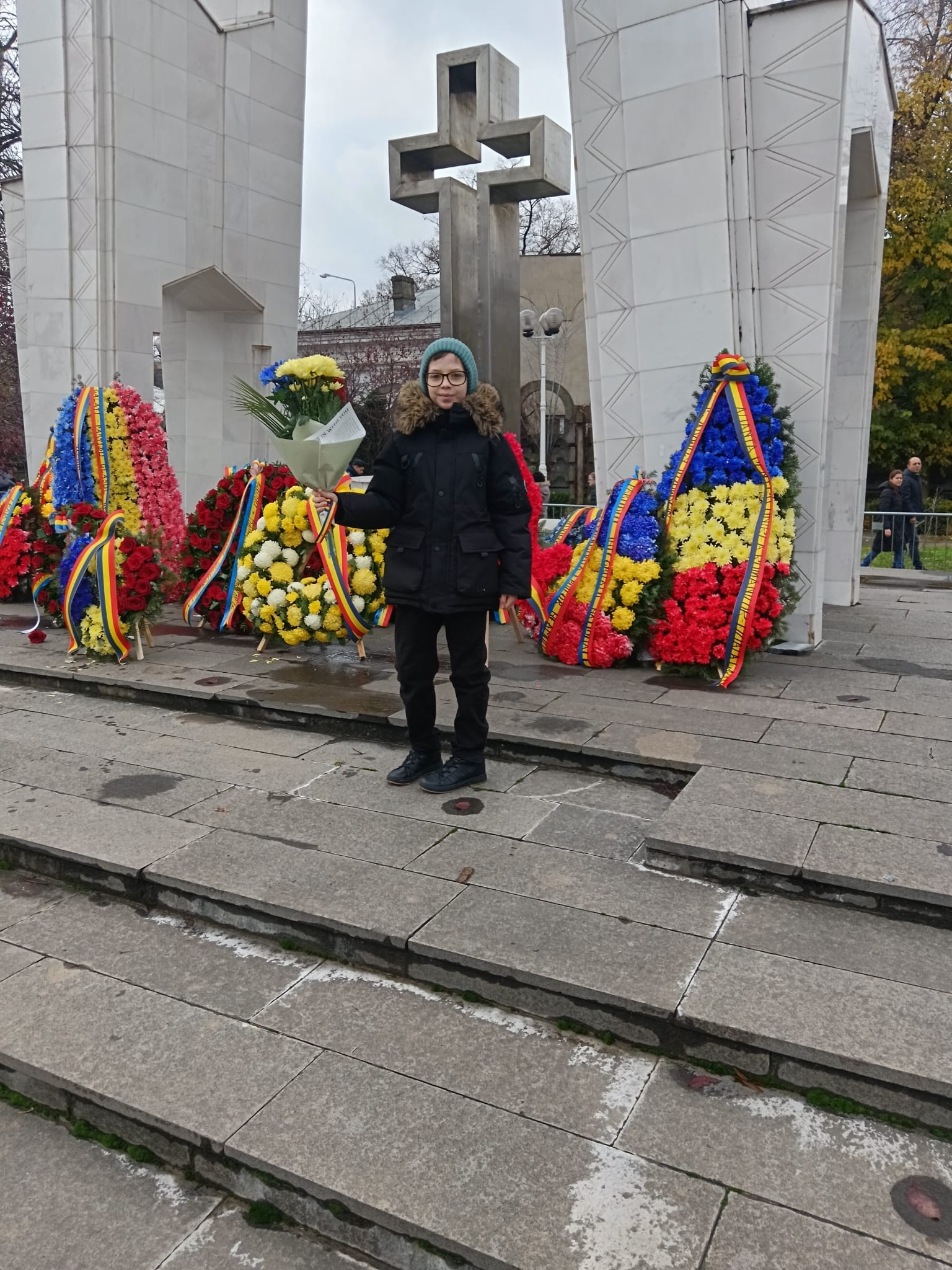 1 Decembrie aduce bucurie copiilor la Monumentul Eroilor din Galaţi