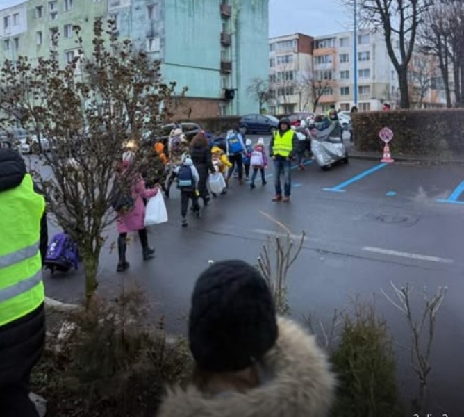 Primul Pedibus din Brașov transformă modul în care copiii merg spre școală în Tractorul
