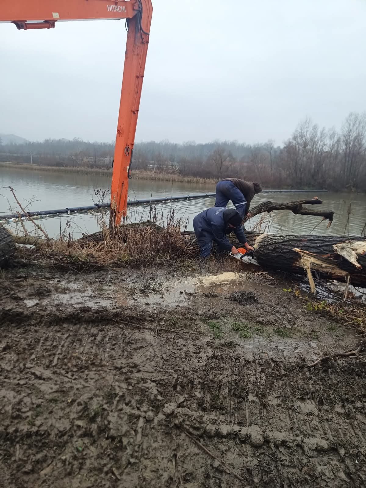 Intervenție pentru curățarea Prizei de Apă Rovinari după creșterea debitului râului Jiu