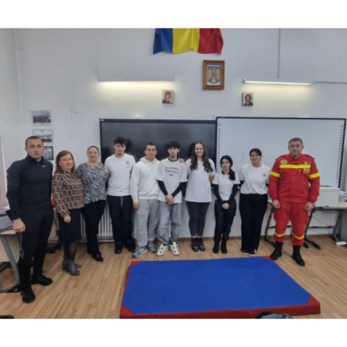 Elevii din Beiuș au demonstrat tehnici de prim ajutor la aniversarea colegiului