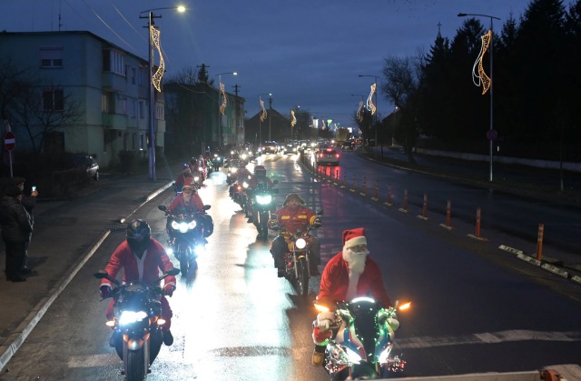 Moș Crăciun pe motocicletă aduce daruri copiilor din Făgăraș pe 21 decembrie