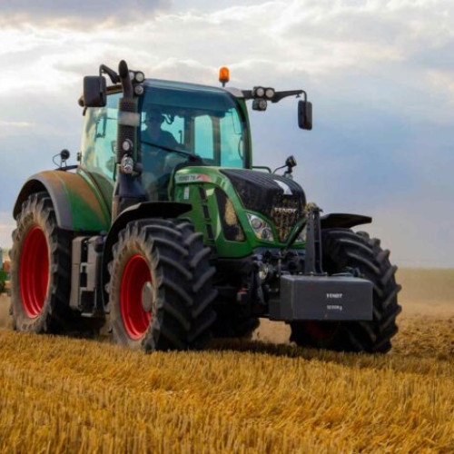 Tractoarele T5S aduc inovație și eficiență pentru fermierii moderni